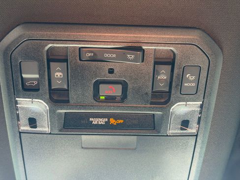 Used 2025 Toyota Sequoia Platinum AWD/4WD image 27