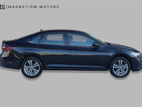 Used 2024 Volkswagen Jetta SE FWD image 3