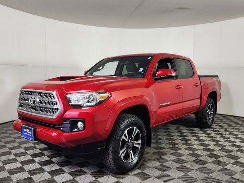 Used 2017 Toyota Tacoma TRD Off-Road image 3