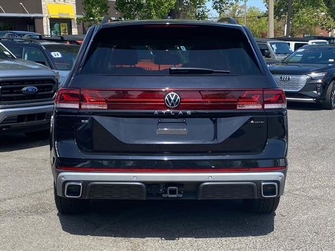 Certified 2024 Volkswagen Atlas Peak Edition SE image 4