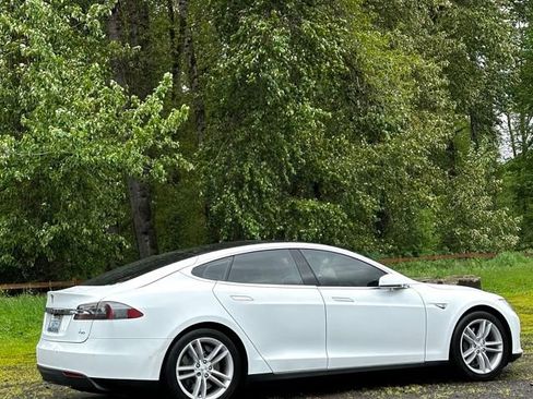 Used 2015 Tesla Model S 70D image 4