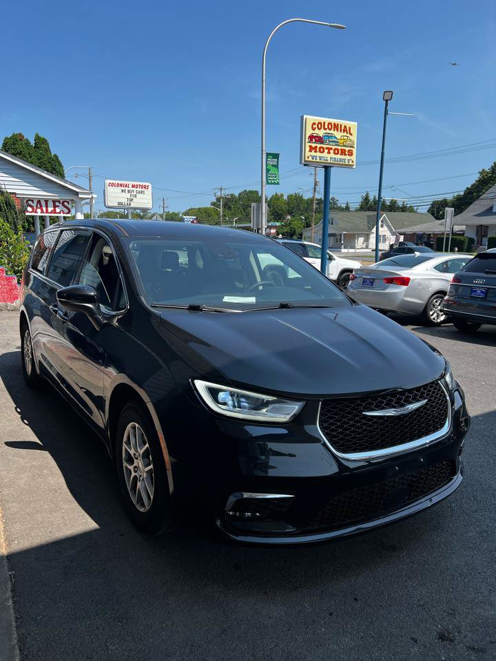 Used 2023 Chrysler Pacifica Touring-L FWD image 4
