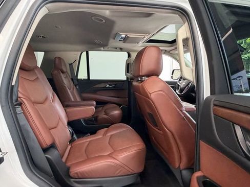 Used 2020 Cadillac Escalade Premium Luxury RWD image 12