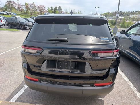 Used 2023 Jeep Grand Cherokee L Laredo image 5