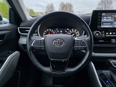 Used 2021 Toyota Highlander XLE AWD/4WD image 26