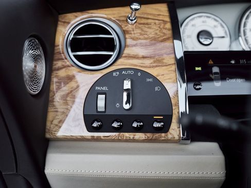 Used 2017 Rolls-Royce Dawn image 47