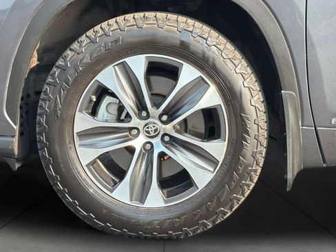 Used 2020 Toyota Highlander XLE AWD/4WD image 11