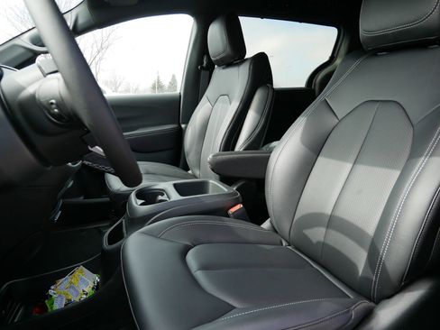 New 2026 Chrysler Pacifica Select image 9