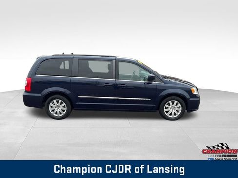 Used 2016 Chrysler Town & Country Touring image 13
