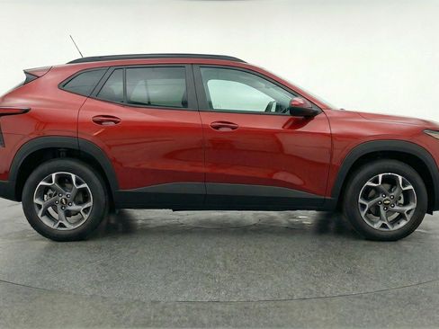 Used 2025 Chevrolet Trax LT w/ LT Convenience Package FWD image 11