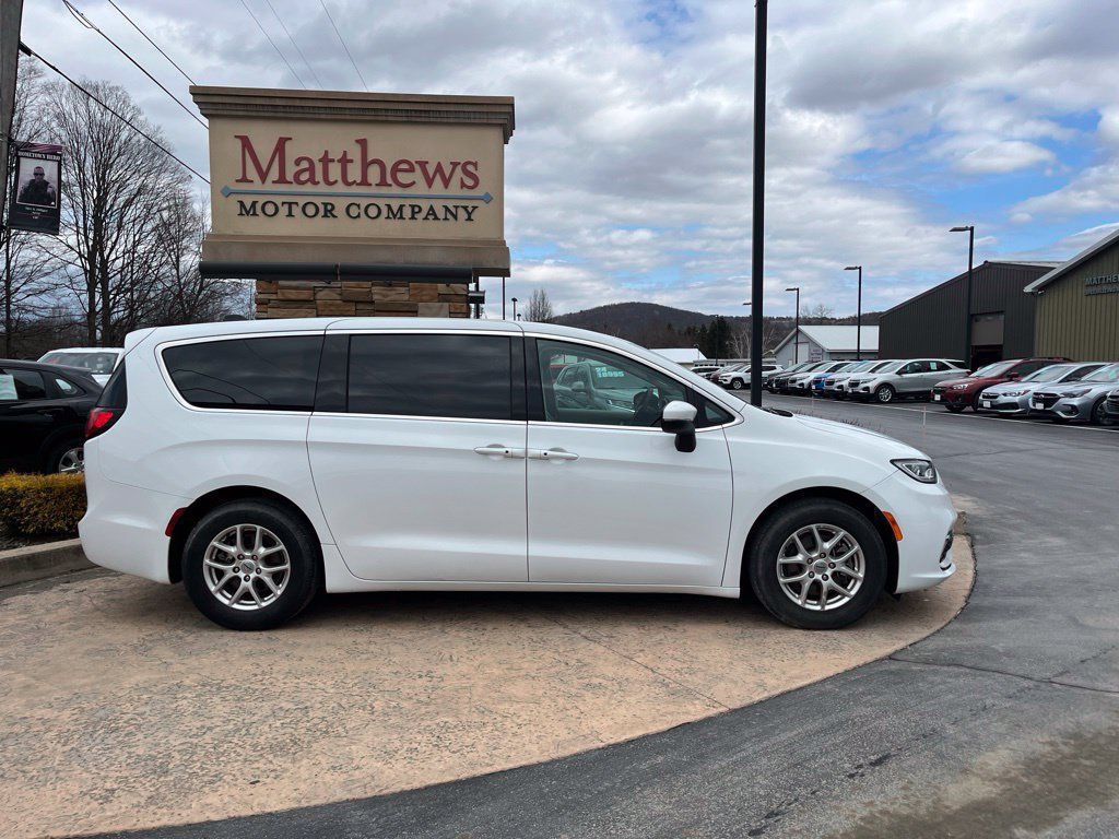 Used 2023 Chrysler Pacifica Touring-L FWD image 10
