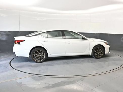 Used 2025 Nissan Altima 2.5 SR w/ SR Premium Package AWD/4WD image 4