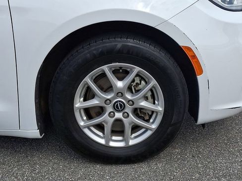Used 2024 Chrysler Pacifica Touring-L FWD image 8