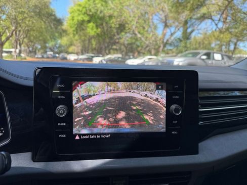 Used 2025 Volkswagen Jetta SE image 21