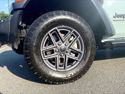 Used 2024 Jeep Wrangler Unlimited Sport AWD/4WD image 9