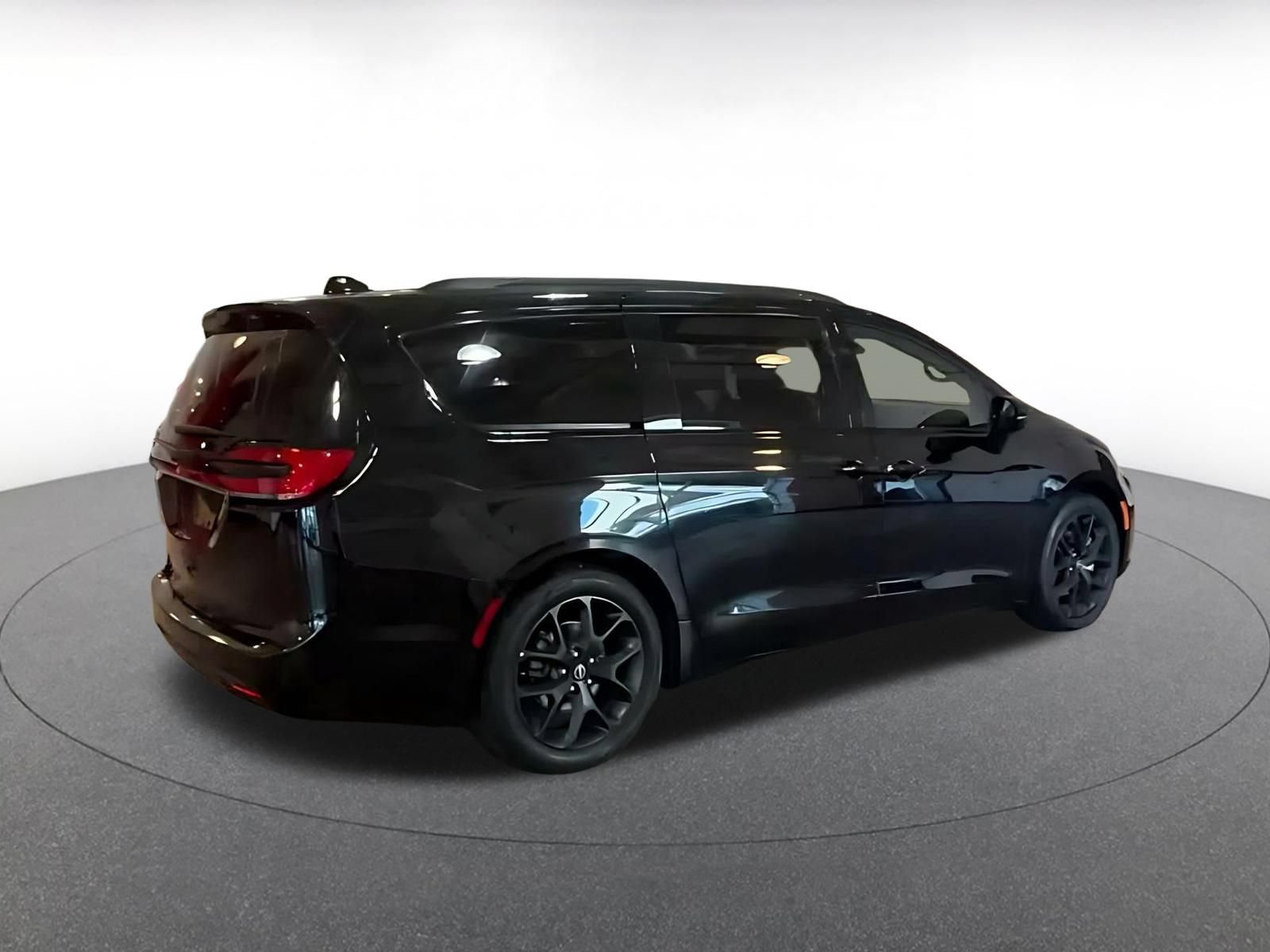Used 2025 Chrysler Pacifica Limited FWD image 13