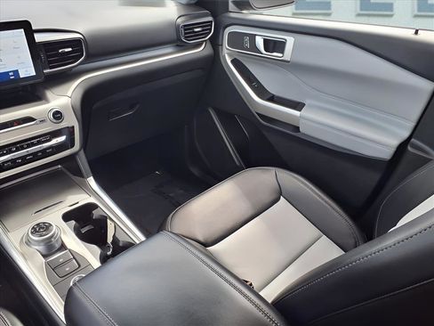 Used 2022 Ford Explorer XLT w/ Equipment Group 202A image 16