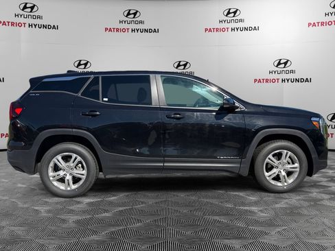Used 2024 GMC Terrain SLE AWD/4WD image 3