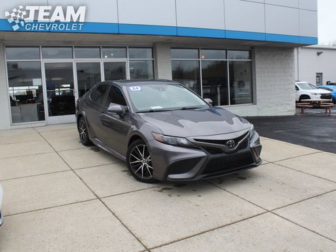 Used 2024 Toyota Camry SE image 2