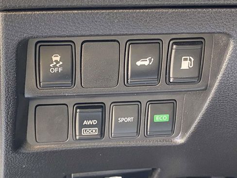 Used 2018 Nissan Rogue SV image 19