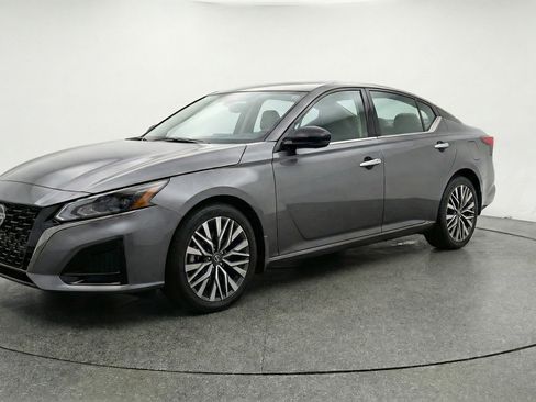 Used 2025 Nissan Altima 2.5 SV FWD image 3