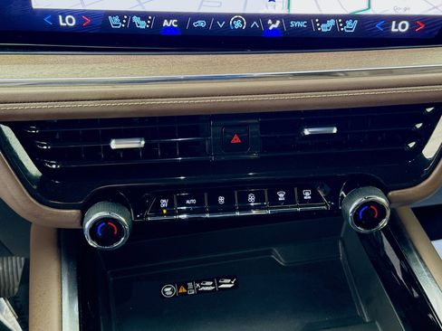 Used 2025 Chevrolet Suburban High Country AWD/4WD image 16