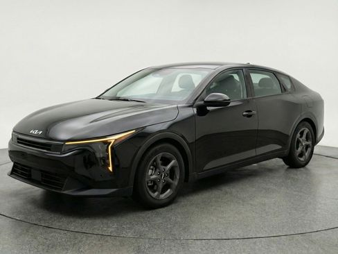Used 2025 Kia K4 LXS image 3