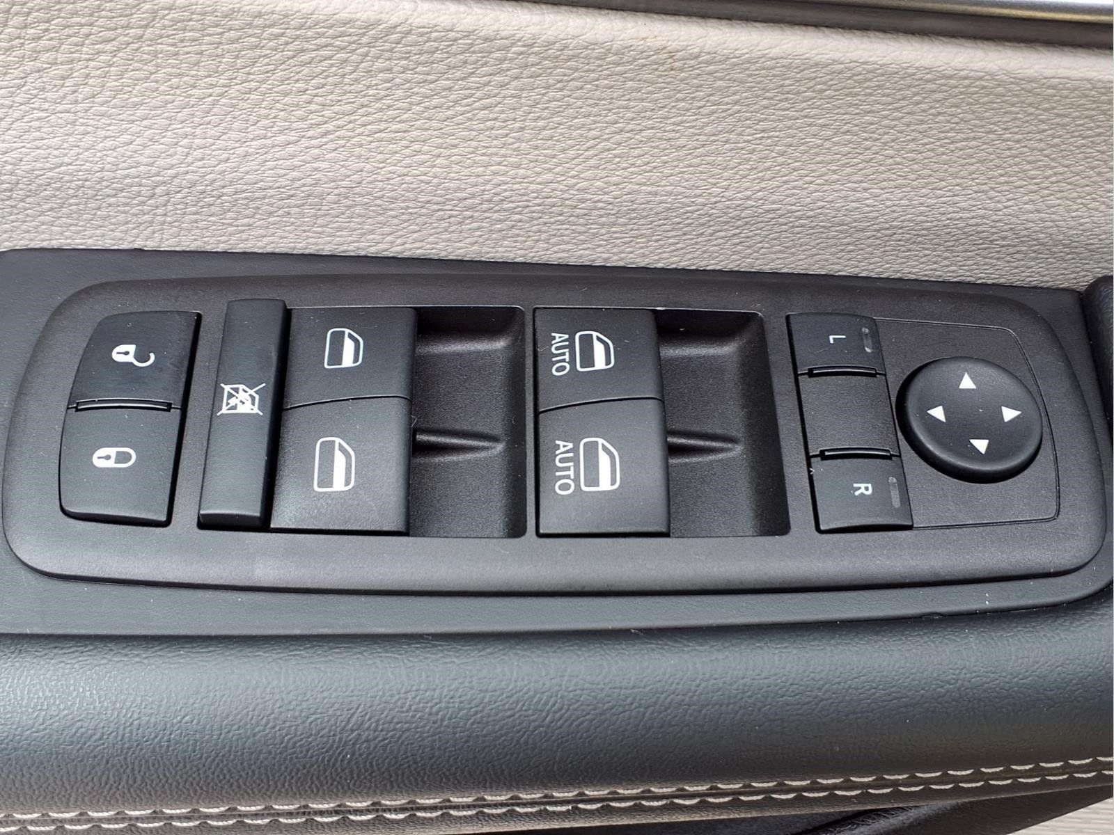 Used 2023 Chrysler Pacifica Touring-L FWD image 18