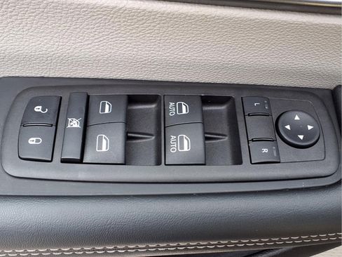 Used 2023 Chrysler Pacifica Touring-L FWD image 18