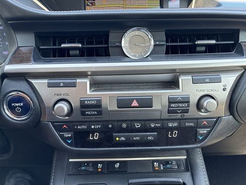 Used 2017 Lexus ES 300h w/ Navigation System Package FWD image 18