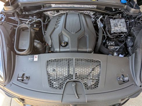 Used 2025 Porsche Macan image 28