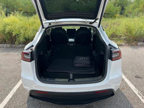 Used 2022 Tesla Model Y Long Range image 40
