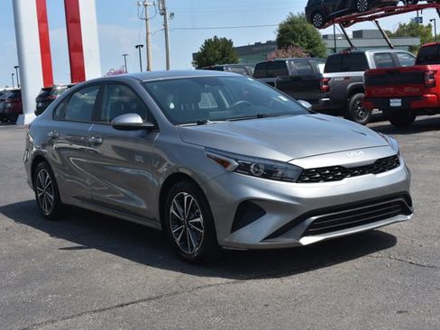 Used 2024 Kia Forte LXS FWD image 3