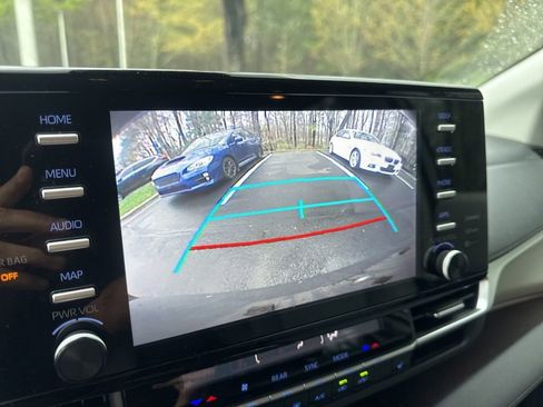 Used 2023 Toyota Sienna XLE image 5