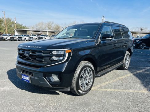 New 2026 Ford Expedition Active RWD image 4