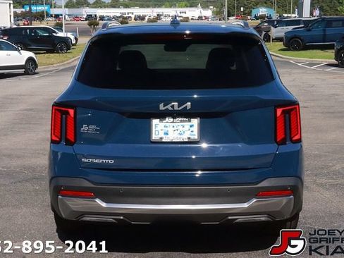 Certified 2025 Kia Sorento SX FWD image 6