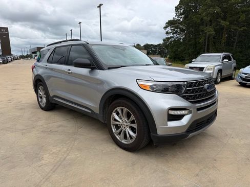 Used 2020 Ford Explorer XLT w/ Equipment Group 202A RWD image 6