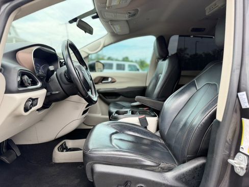 Used 2018 Chrysler Pacifica Touring-L FWD image 27