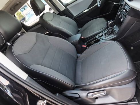 Used 2022 Volkswagen Taos SE w/ Panoramic Sunroof Package AWD/4WD image 47