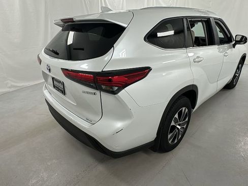 Used 2023 Toyota Highlander XLE AWD/4WD image 3