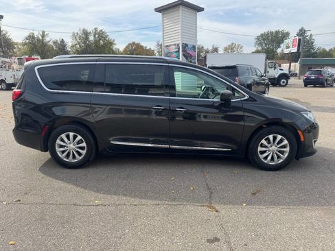 Used 2019 Chrysler Pacifica Touring-L image 5