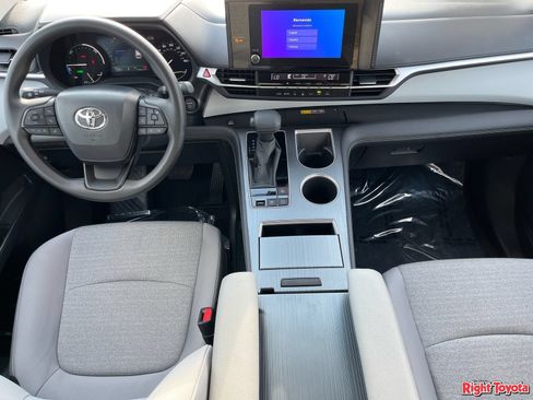 Certified 2026 Toyota Sienna LE FWD image 16