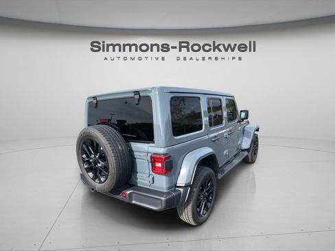 Used 2025 Jeep Wrangler Unlimited Sahara AWD/4WD image 5