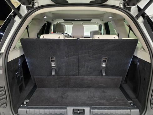 Used 2025 Land Rover Discovery S image 43