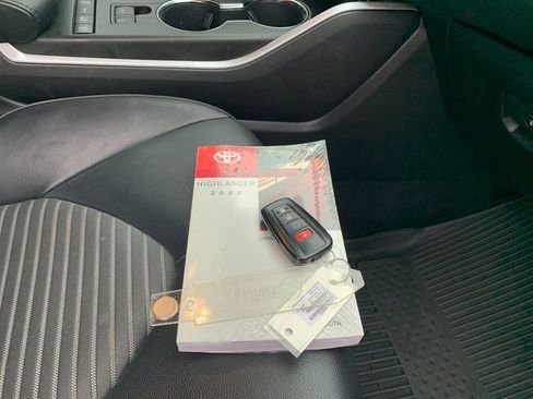 Used 2022 Toyota Highlander XSE image 9