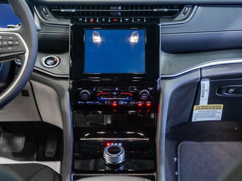 New 2025 Jeep Grand Cherokee Laredo X w/ Luxury Tech Group I image 21