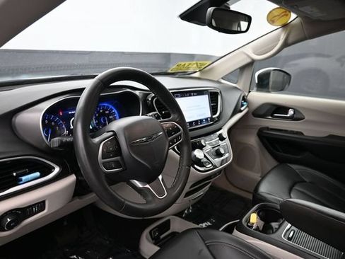 Used 2023 Chrysler Pacifica Touring-L FWD image 19
