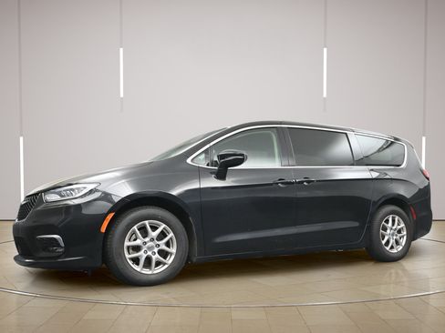 Used 2023 Chrysler Pacifica Touring-L FWD image 24