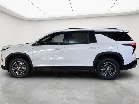 Used 2025 Chevrolet Traverse LT FWD image 41