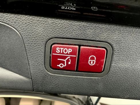 Used 2018 Mercedes-Benz GLC 300 4MATIC image 34